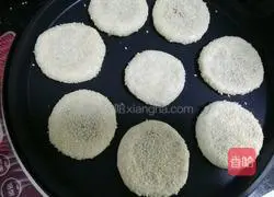 Illustration of making hollow sesame cake 13