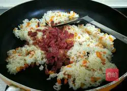 Illustration of how to make fried rice with beef, vegetables and eggs 7
