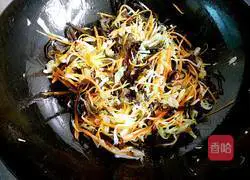 Illustration of how to make vegetarian three-silk fried noodles 14