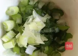 Illustration of how to make hot noodles and scallion pancakes 3