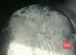 Illustration of how to make noodles with scallion oil 2