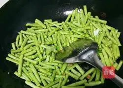 Illustration of how to make steamed beans and noodles 5