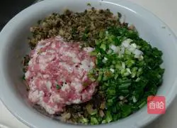 Illustration of how to make steamed buns stuffed with dried vegetables and pork 3