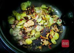 Illustration of how to make fried meat with carrot and bean cakes 4