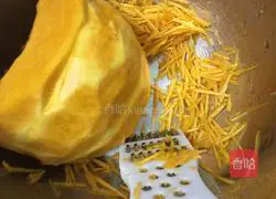 Illustration of how to make pork and pumpkin dumplings 5