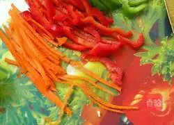 Illustration of how to make chicken shredded cold noodles 2