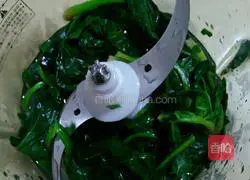 Illustration of how to make spinach and meat waffles 3