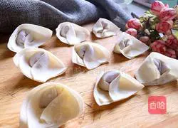 Illustration of how to make lean meat wontons with chives 10