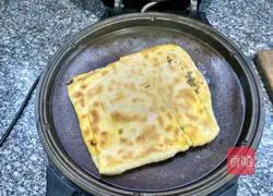 Illustration of how to make scallion pancake 10