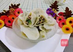 Illustration of how to make meat and three fresh dumplings 18