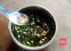 Illustration of how to make vegetarian dumpling fillings 6