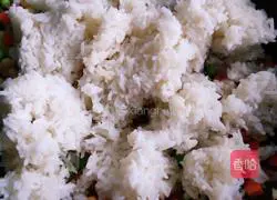 Illustration of how to make pineapple curry fried rice 9