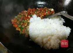 Illustration of how to make fried rice with soy sauce 7