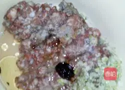 Illustration of how to make fresh meat Yuanbao wontons 5