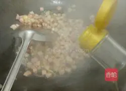 Illustration of how to make fried rice with mustard greens and bacon 12