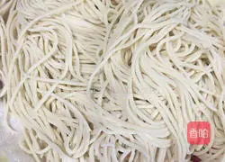 Illustration of how to make stir-fried noodles with shredded vegetables and pork 1