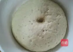 Illustration of how to cut steamed buns with two-color knife 2