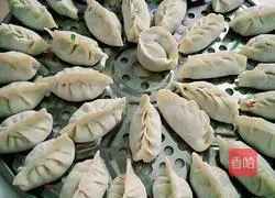 Illustration of how to make leek meat dumplings 9