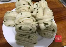 Illustration of how to make scallion rolls 10