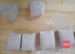 Illustration of how to make sorghum and oat blossom steamed buns 7