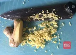 Illustration of how to make yellow croaker wontons with pickled vegetables and bamboo shoots 4