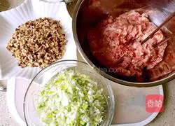 Illustration of how to make fresh meat wontons 4