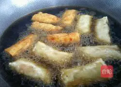Illustration of how to make three silk spring rolls (wonton wrappers) 6