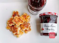 Illustration of how to make raspberry jam hand cakes 10