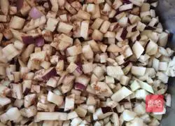 Illustration of how to make dumplings stuffed with eggplant and vermicelli 1