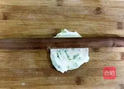 Illustration of how to make wonton skin scallion pancakes 9