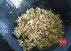Illustration of how to make minced meat and colorful vegetable fried rice 3