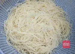 Illustration of how to make fried noodles with mung bean sprouts 4