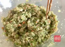 Illustration of how to make celery and carrot meat dumplings 10