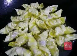 Illustration of how to make fried wontons 11