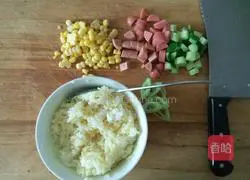 Illustration of how to make corn, ham, and egg fried rice 1