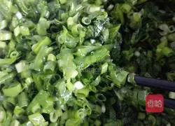 Illustration of how to make scallion pancakes 3