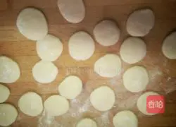 Illustration of how to make taro and leek meat dumplings 9