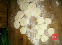 Illustration of how to make pork and green onion dumplings 2