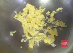 Illustration of how to make colorful fried rice with shrimps 7