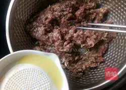 Illustration of how to make beef and cabbage dumplings 6