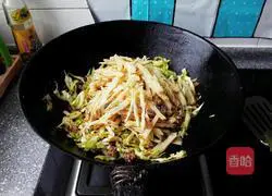 Illustration of how to make homemade four-fresh fried pancakes 6