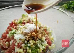 Illustration of how to make mutton and carrot dumpling stuffing 6