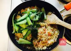 Illustration of how to make whitebait and shrimp fried rice 7