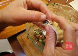 Illustration of how to make crescent dumplings 11