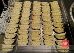 Illustration of how to make cowpea and pork dumplings 7