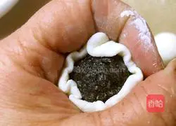 Illustration of how to make piggy glutinous rice balls 6