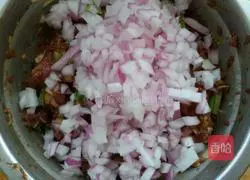 Illustration of how to make onion and mutton patties 2