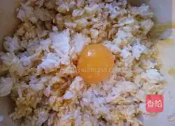 Illustration of how to make golden egg fried rice 1