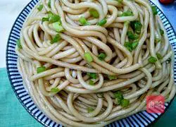 Illustration of how to make noodles with scallion oil 11