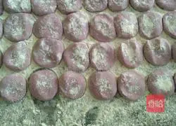 Illustration of how to make purple sweet potato, pork and green onion dumplings (purple sweet potato skin) 4